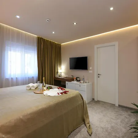 Luxury Lavie בית הארחה